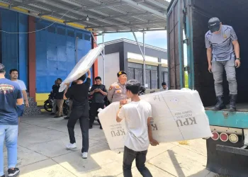 Polres Majene Kawal Ketat Distribusi Bilik Suara di Gudang Logistik KPU Majene