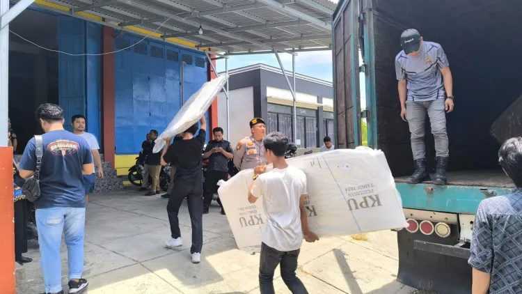Polres Majene Kawal Ketat Distribusi Bilik Suara di Gudang Logistik KPU Majene