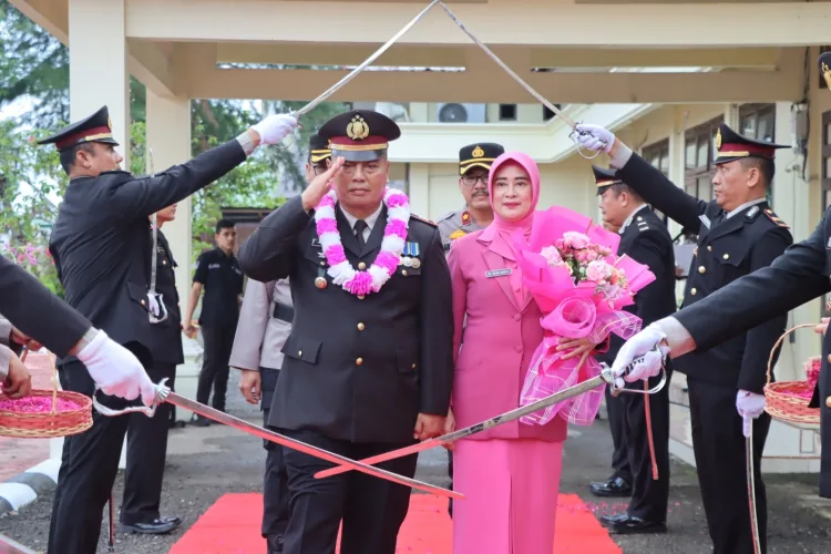 Kapolres Nias Selatan Pimpin Upacara Wisuda Purna Bakti Kasat Lantas