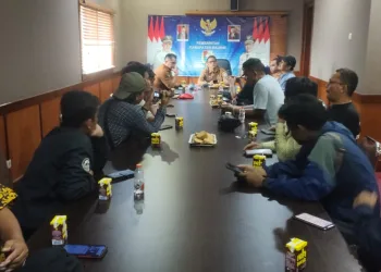 Pjs Bupati Majene Habibi Aziz saat Audensi dengan Sejumlah Awak Media Di Ruang rapat kantor bupati majene.Senin 7/10/2024