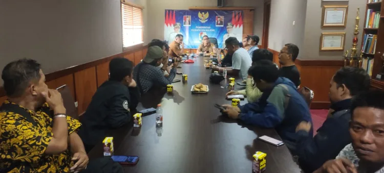 Pjs Bupati Majene Habibi Aziz saat Audensi dengan Sejumlah Awak Media Di Ruang rapat kantor bupati majene.Senin 7/10/2024