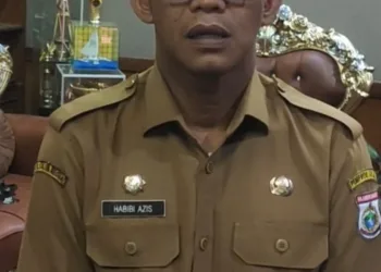 Pjs Bupati Majene Habibi Aziz saat wawancara oleh para Awak Media,Di Ruang Tamu kantor Bupati Majene.Senin 7/10/2024
