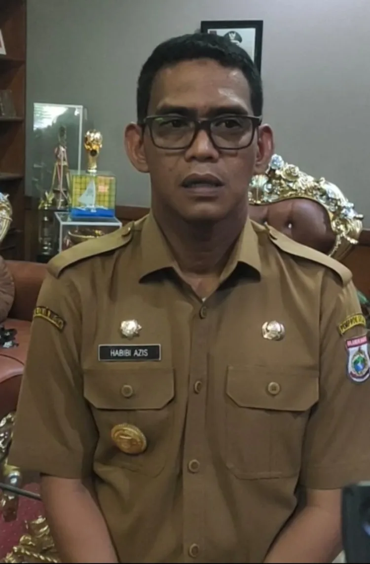 Pjs Bupati Majene Habibi Aziz saat wawancara oleh para Awak Media,Di Ruang Tamu kantor Bupati Majene.Senin 7/10/2024