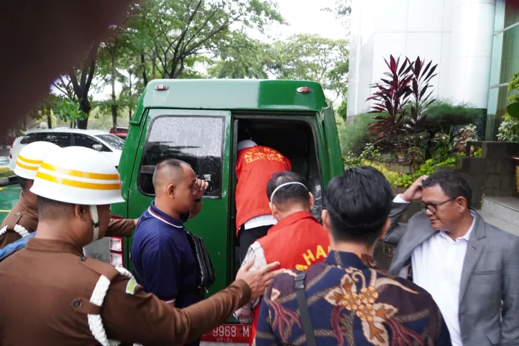 Kejati Sumsel: Penyerahan Tersangka Korupsi Pertambangan, Potensi Kerugian Negara 488 Miliar