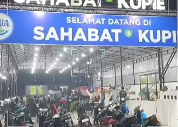 Keseruan Nobar Di Caffe Sahabats