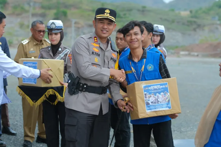 Apel Gelar Pasukan Operasi Zebra Pallawa 2024 Polres Soppeng Dan Pembagian Hlem Kepada Mahasiswa
