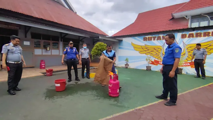 Rutan Kelas IIB Barru Gelar Simulasi Penanggulangan Kebakaran untuk Tingkatkan Kesiapsiagaan Petugas dan Tahanan