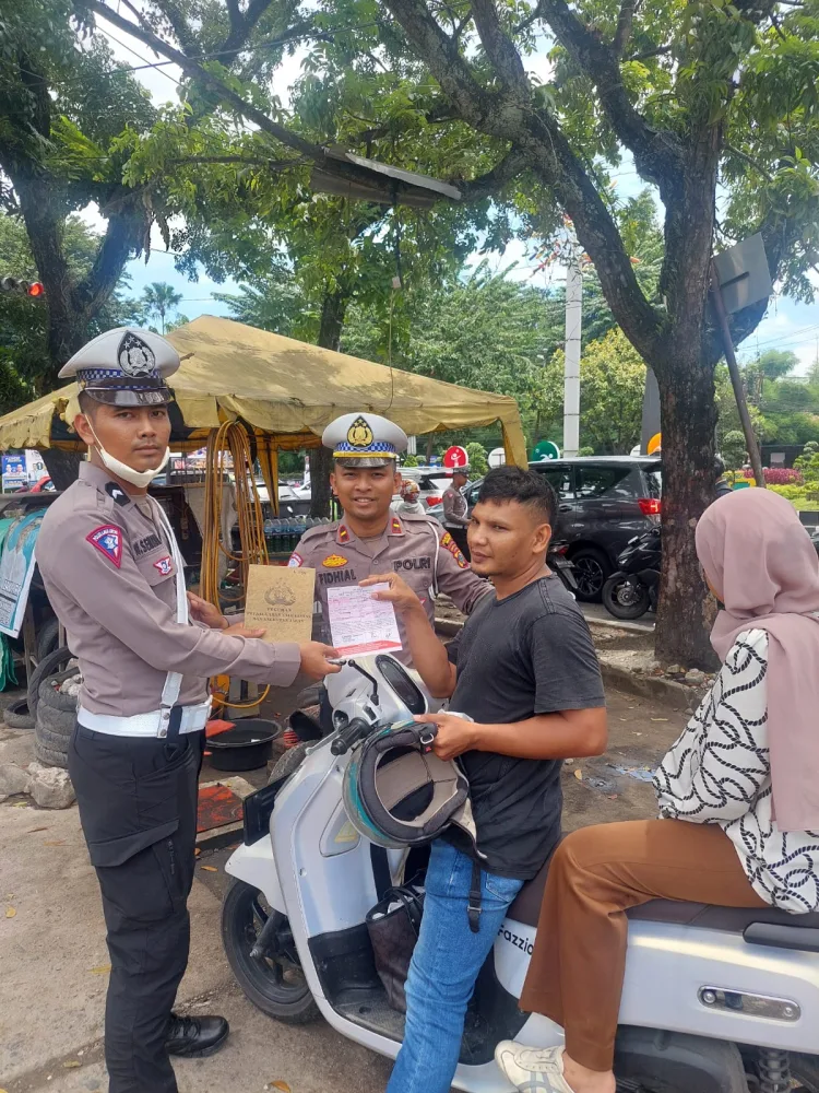 Poltabes Dan Personel Satlantas Medan, Melaksanakan Kegiatan Sosialisasi Operasi Zebra Toba 2024