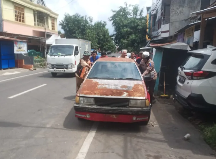 Kendaraan Tidak Layak Pakai Parkir di Jalan, Polres Parepare Tindak Tegas