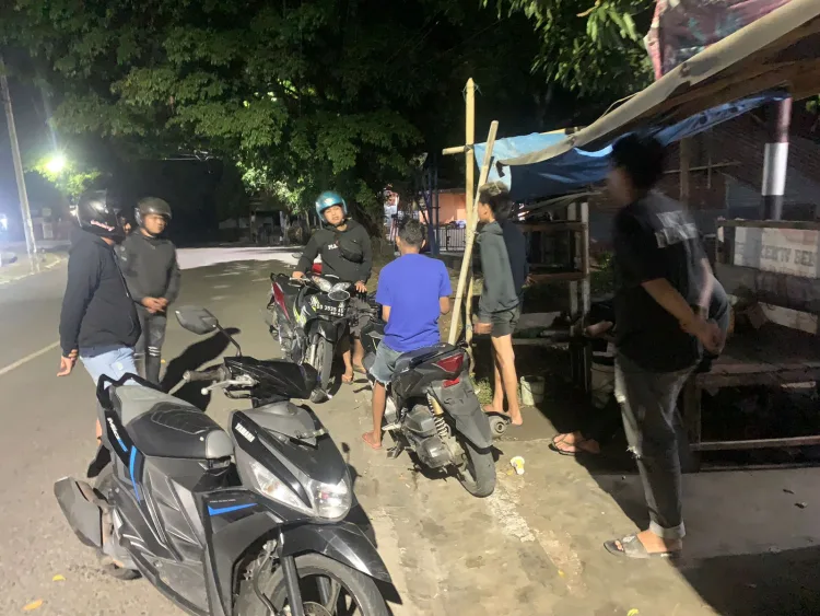 Patroli, Tim Resmob Polres Sinjai Mengendarai Motor – Komeng