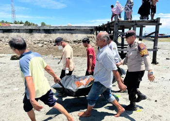 Penemuan Mayat Wanita Mengapung di Laut, Personel Polres Majene Lakukan Evakuasi Cepat