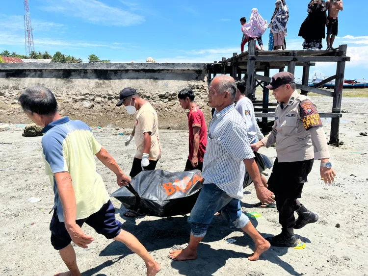Penemuan Mayat Wanita Mengapung di Laut, Personel Polres Majene Lakukan Evakuasi Cepat
