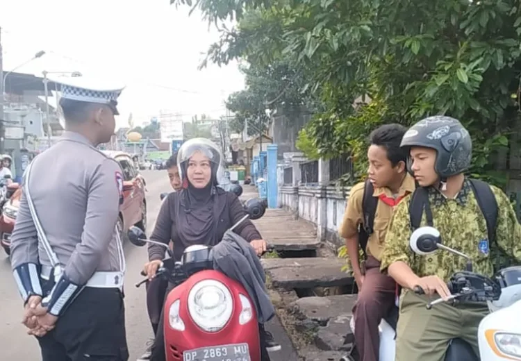 Sat Lantas Polres Parepare Bentuk Generasi Tertib Lalu Lintas : Helm Diatas Kepala!