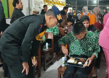 Korps Brimob Polri Rayakan HUT ke-79 dengan Memberikan Makanan Bergizi bagi Anak Penyandang Disabilitas di SLB Negeri Parepare