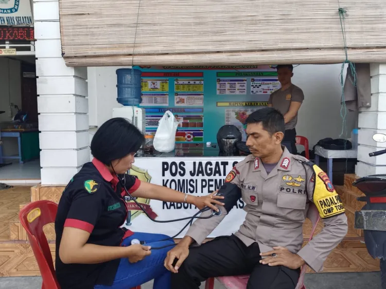 Si Dokkes Polres Nias Selatan Periksa Kesehatan Personel PAM di KPU,Bawaslu Dan Gudang KPU