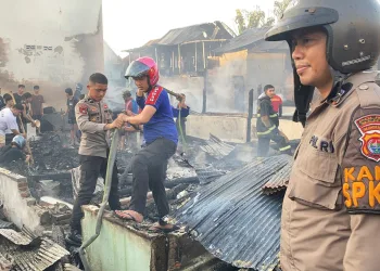 Delapan Rumah Warga Lingkungan Tanjung Batu Timur Kebakaran, Polres Majene Bantu Padamkan Api