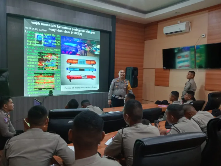 Kasat Lantas Polres Parepare Edukasi Fungsi Lalu Lintas kepada Siswa Latja SPN Batua