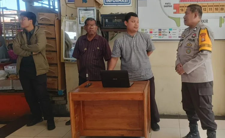 PD Pasar Makassar Lakukan Studi Banding di Pasar Sumpang Minangae, Bhabinkamtibmas Polsek Bacukiki Dampingi Kunjungan
