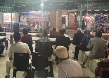 ‘Ngopi’ bareng jamaah, Kasat Lantas Polres Parepare Imbau Jamaah Tertib Lalu Lintas