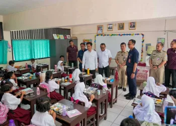Wapres Gibran Rakabuming Tinjau Program Makan Bergizi Gratis di Jakarta Barat