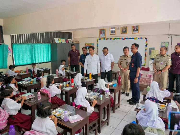 Wapres Gibran Rakabuming Tinjau Program Makan Bergizi Gratis di Jakarta Barat