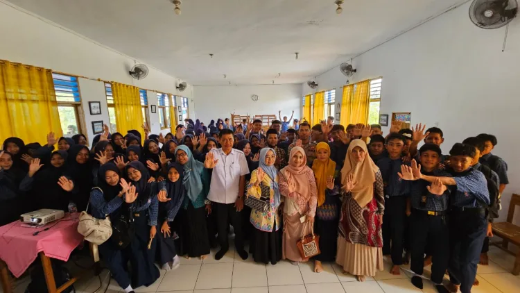 KBO Resnarkoba Polres Majene Beri Penyuluhan Bahaya Narkoba dan Kenakalan Remaja di SMPN 2 Majene