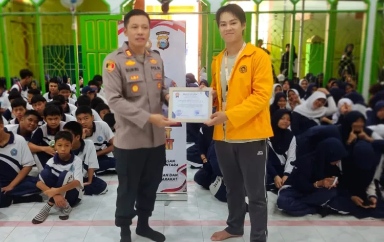 Kapolsek KPN Gelar Jumat Curhat di SMP Negeri 1 Parepare, Bekali Siswa dengan Nilai-Nilai Positif