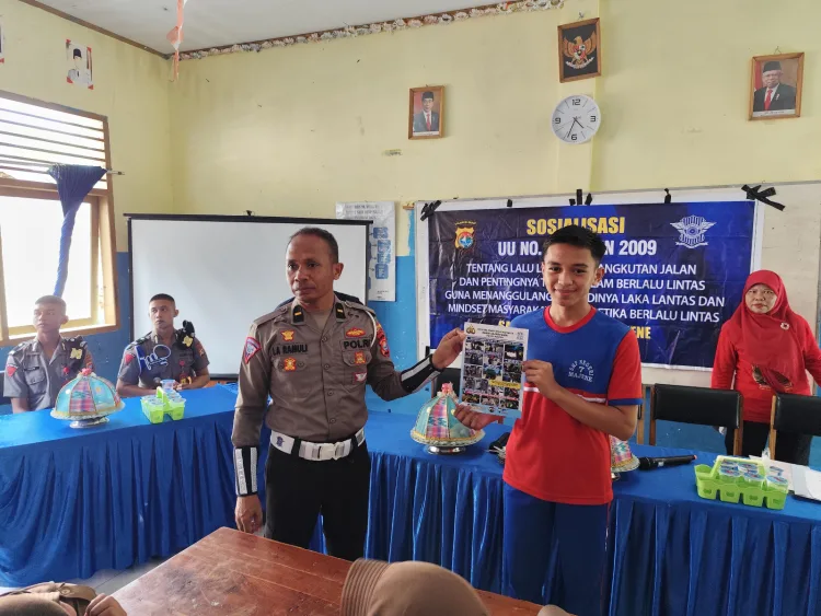 Satlantas Polres Majene Sosialisasikan Tertib Berlalu Lintas kepada Pelajar SMPN 7 Satap