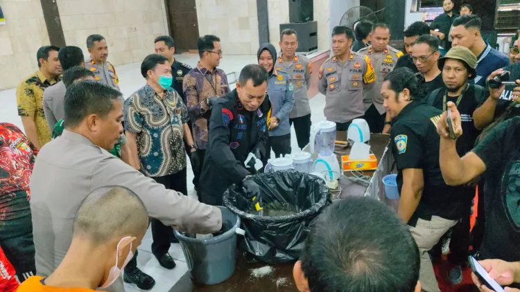 Danyon B Pelopor Satuan Brimob Polda Sulsel Hadiri Pemusnahan Barang Bukti Shabu di Polres Parepare