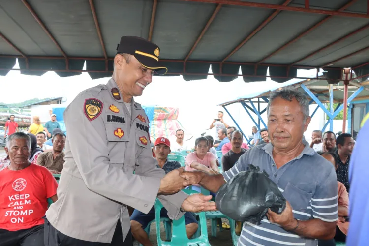 Cooling System Pilkada 2024, Sat Polairud Polres Nisel Bagikan Bansos Kepada Nelayan