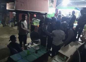 Kapolsek Ujung Bersama Anggota Amankan Pria Bersenjata Tajam