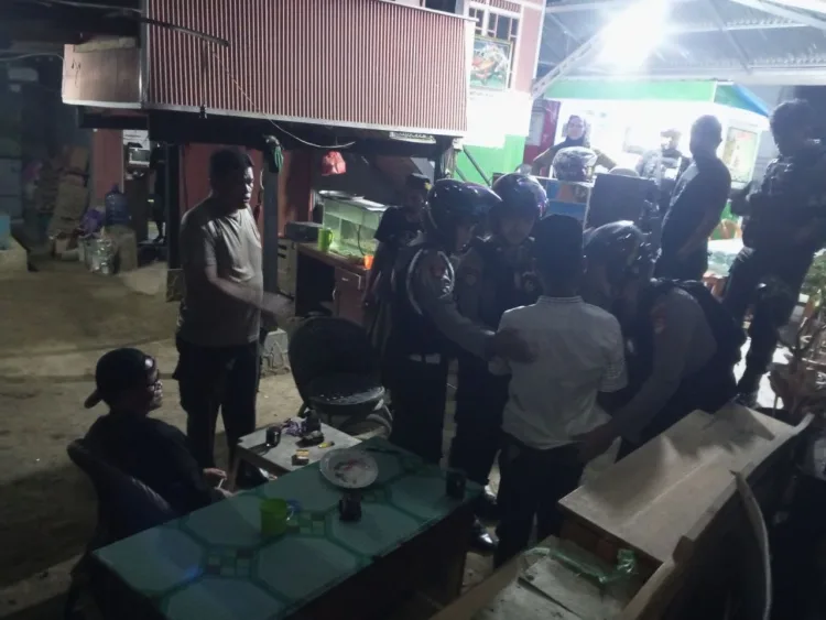Kapolsek Ujung Bersama Anggota Amankan Pria Bersenjata Tajam