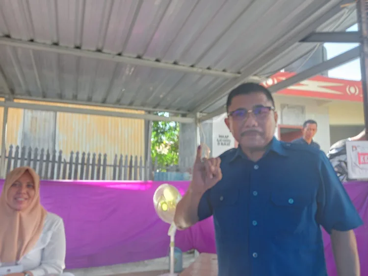 AST Salurkan Hak Pilih di TPS 3 Labuang Majene