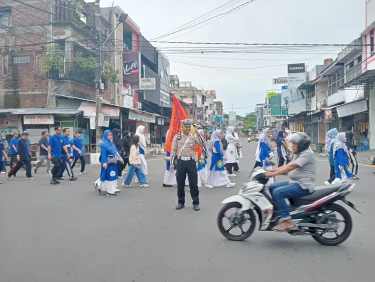 Satlantas Polres Parepare dukung Kelancaran Jalan Santai Klinik Utama Aisyiyah Sitti Khadijah