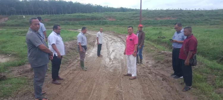 Pangulu Dolok Merangir 1 Dan Pangulu Dolok Kataran Dampingi Manager Div II Bridgestones Tinjau Lokasi Jalan Rusak