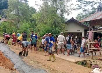 Warga Dusun Tonrong, Sinjai Barat, Lakukan Pengecoran Jalan Secara Swadaya