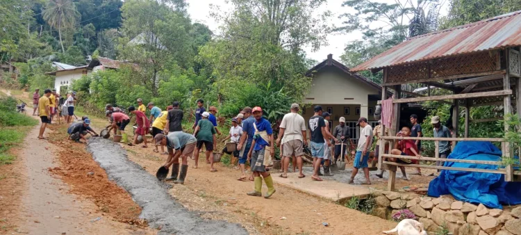 Warga Dusun Tonrong, Sinjai Barat, Lakukan Pengecoran Jalan Secara Swadaya