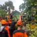 Brimob Sulsel Bersama BPBD Parepare Evakuasi Pohon Tumbang di depan UPDT SD 46 Kota Parepare