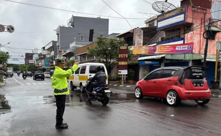 Pelayanan Pagi Sat Lantas Polres Parepare, Prioritaskan Keselamatan Pengguna Jalan Dimusim Hujan