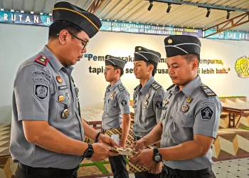 Karutan Barru Sematkan Tanda Kenaikan Pangkat Pada 6 Pegawai Rutan Kelas IIB Barru