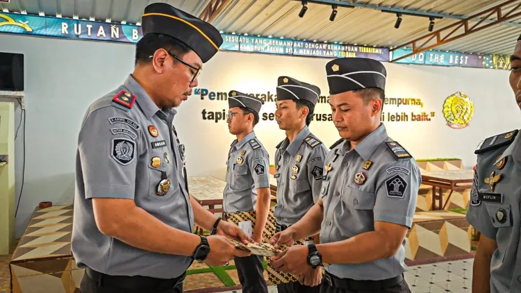 Karutan Barru Sematkan Tanda Kenaikan Pangkat Pada 6 Pegawai Rutan Kelas IIB Barru