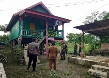 Bhabinkamtibmas Dampingi Tim Pusterad Tinjau Rumah Warga Korban Banjir yang Telah Direnovasi Oleh Kodim 1405 Parepare