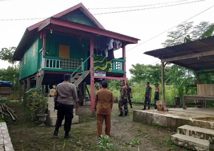Bhabinkamtibmas Dampingi Tim Pusterad Tinjau Rumah Warga Korban Banjir yang Telah Direnovasi Oleh Kodim 1405 Parepare
