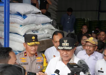 Wakapolda Sulbar Bersama Pj Gubernur Tinjau Ketersediaan Pangan di Gudang Bulog Mamuju