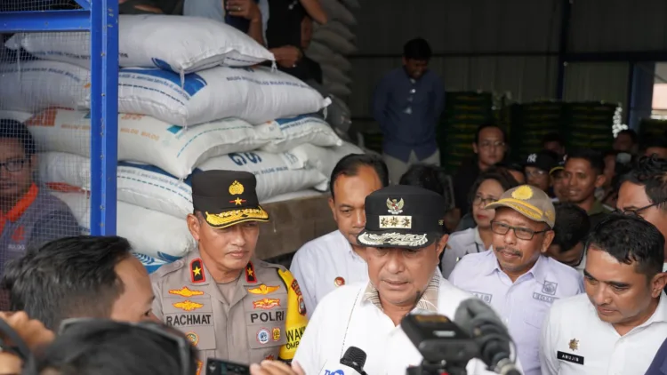 Wakapolda Sulbar Bersama Pj Gubernur Tinjau Ketersediaan Pangan di Gudang Bulog Mamuju