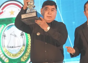 Mantap! Pj Wali Kota Abdul Hayat Angkat Piala Bergilir Bank Indonesia