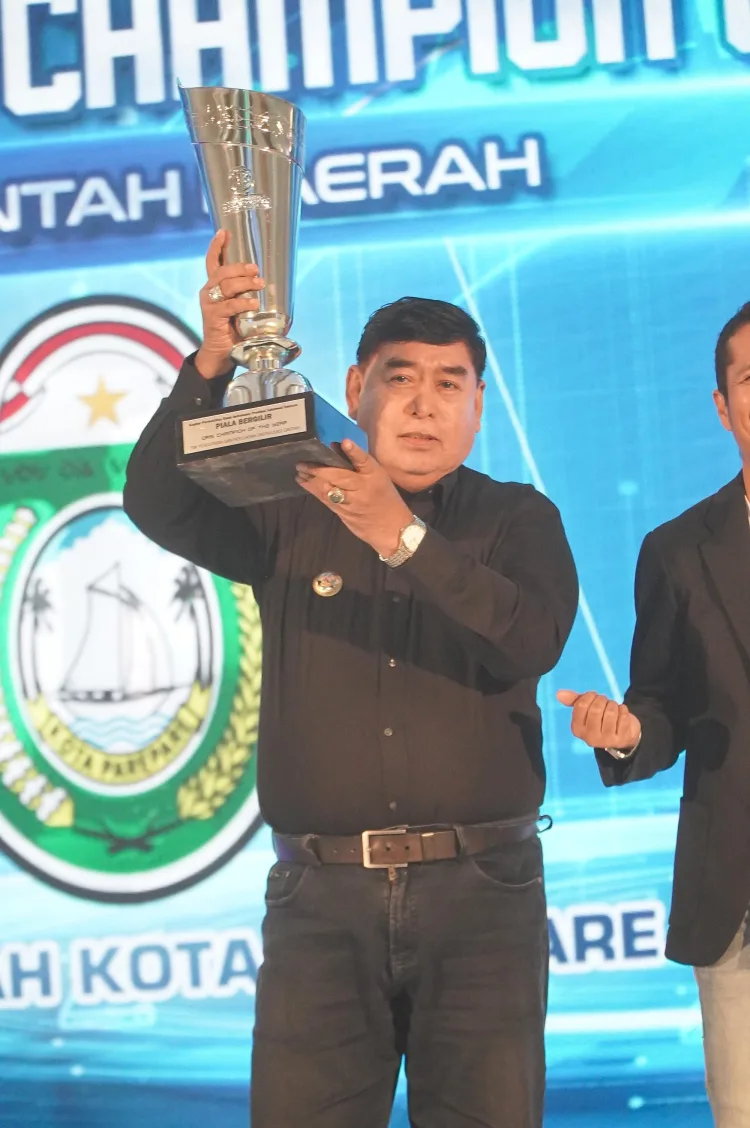 Mantap! Pj Wali Kota Abdul Hayat Angkat Piala Bergilir Bank Indonesia