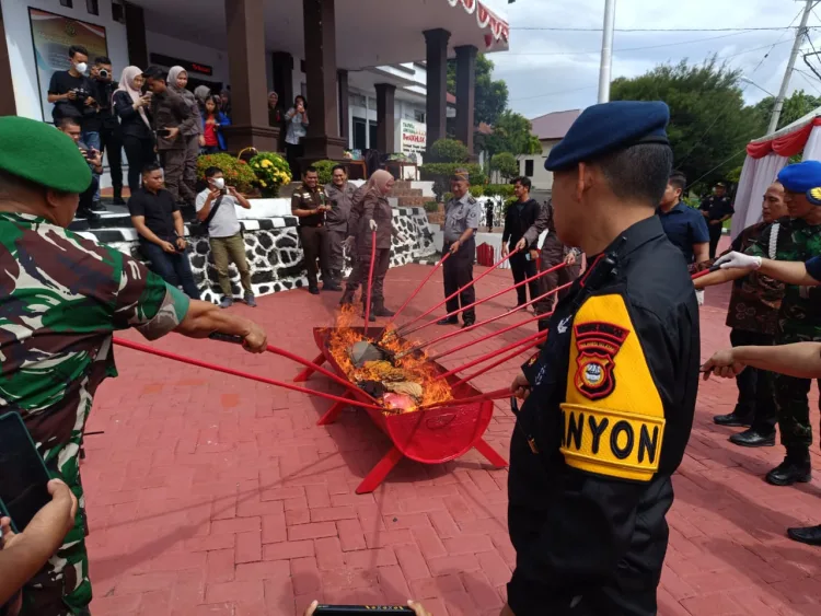 Danyon B Pelopor Satuan Brimob Polda Sulsel Hadiri Pemusnahan Barang Bukti di Kejaksaan Negeri Parepare