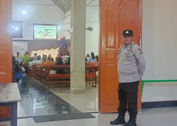 Polsek Soreang Polres Parepare Turunkan Personil, Laksanakan Pengamanan Ibadah Natal