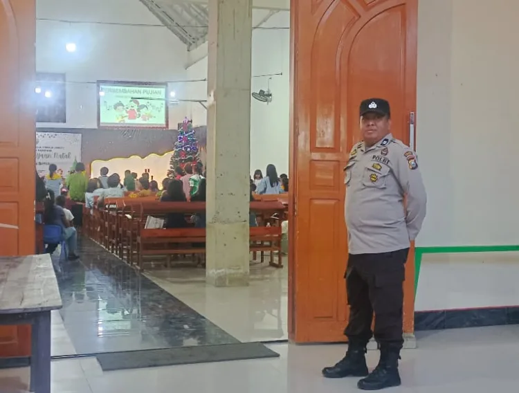 Polsek Soreang Polres Parepare Turunkan Personil, Laksanakan Pengamanan Ibadah Natal